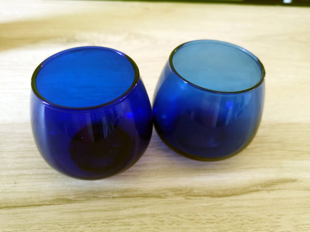vasos azules para la cata de aceite